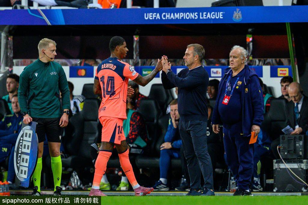 拉什福德双响夜震撼英伦，曼联错失天才引热议